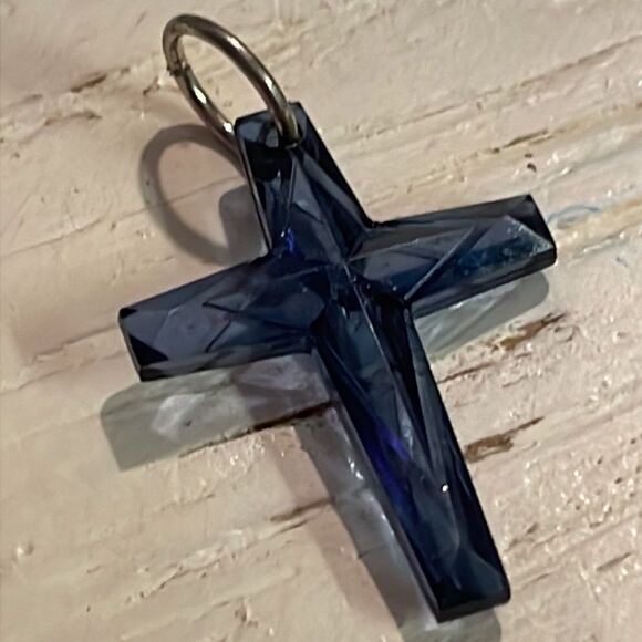 Vintage 1” 2-sided blue resin textured crucifix/cross charm/pendant w/jump hoop - Picture 5 of 8